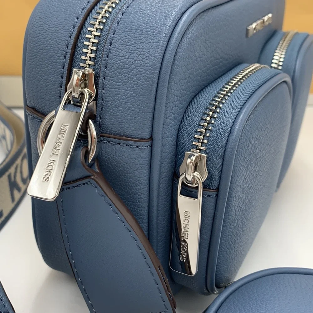 Michael Kors Jet Set Md Leather
Crossbody Bag with Case for Apple
AirPod… - Picture 10 of 16